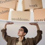 Homme portant des des cartons avec des inscriptions : problèmes, travail ... Thérapie IFS Françoise BOYER Psychopraticienne